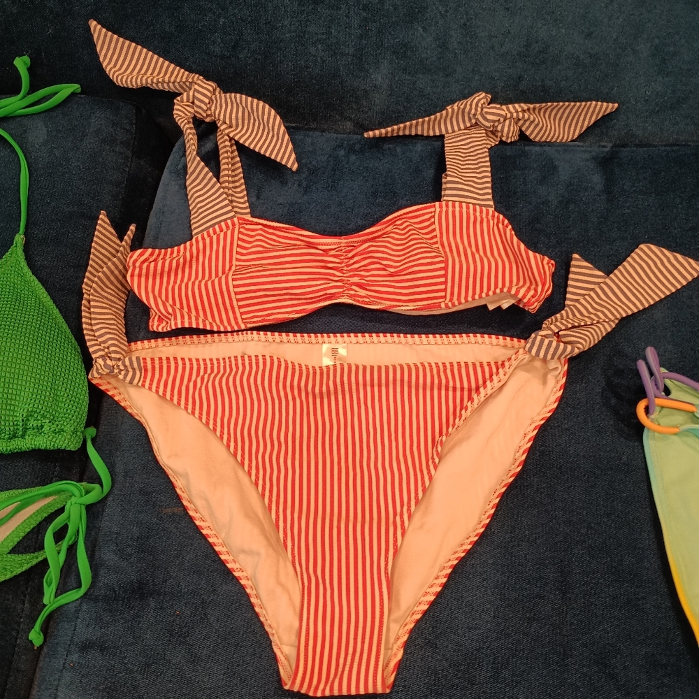Bathing suits - Picture 4 of 7